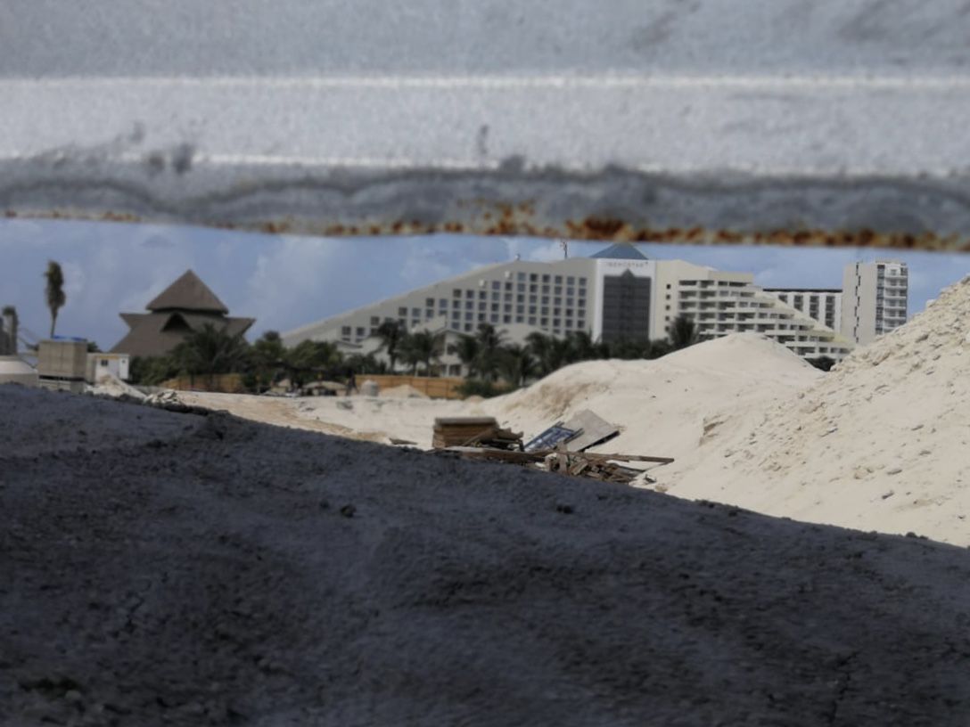 Denuncian reinicio de obras junto al Mirador de Cancún, a pesar de clausura vigente