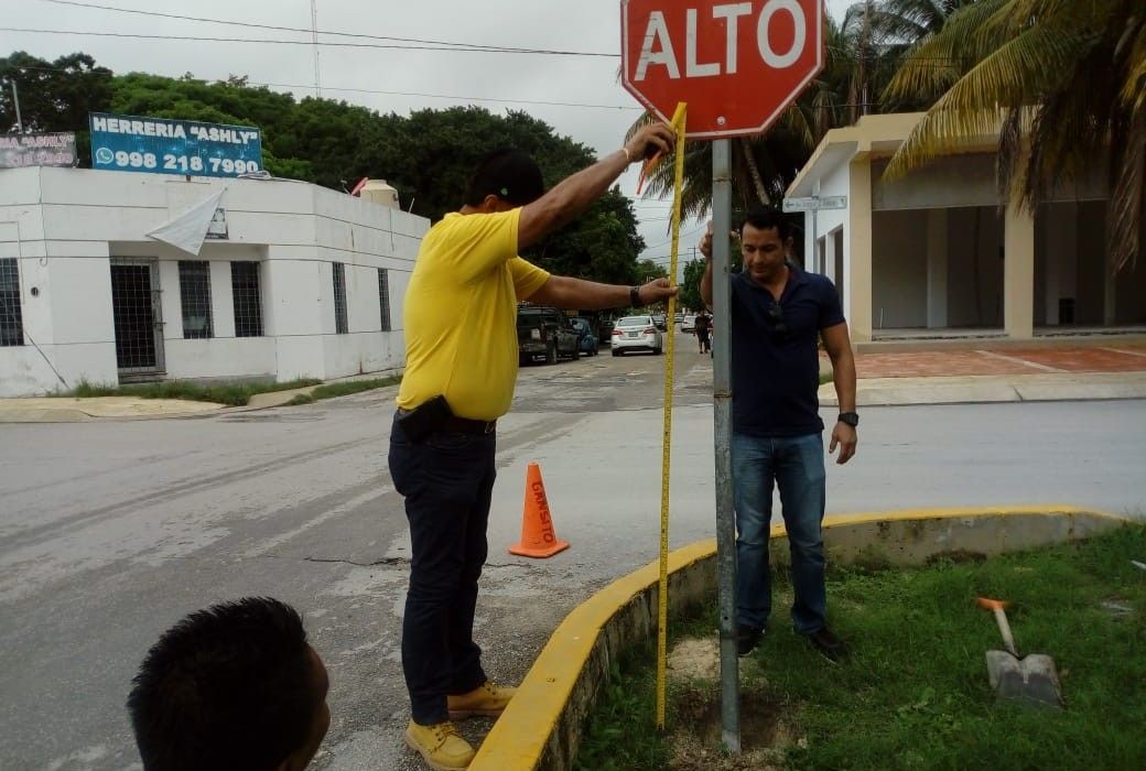 PUERTO MORELOS | Colocan señalética en cruces viales de la avenida Joaquín Zetina Gasca con el objetivo de evitar accidentes vehiculares