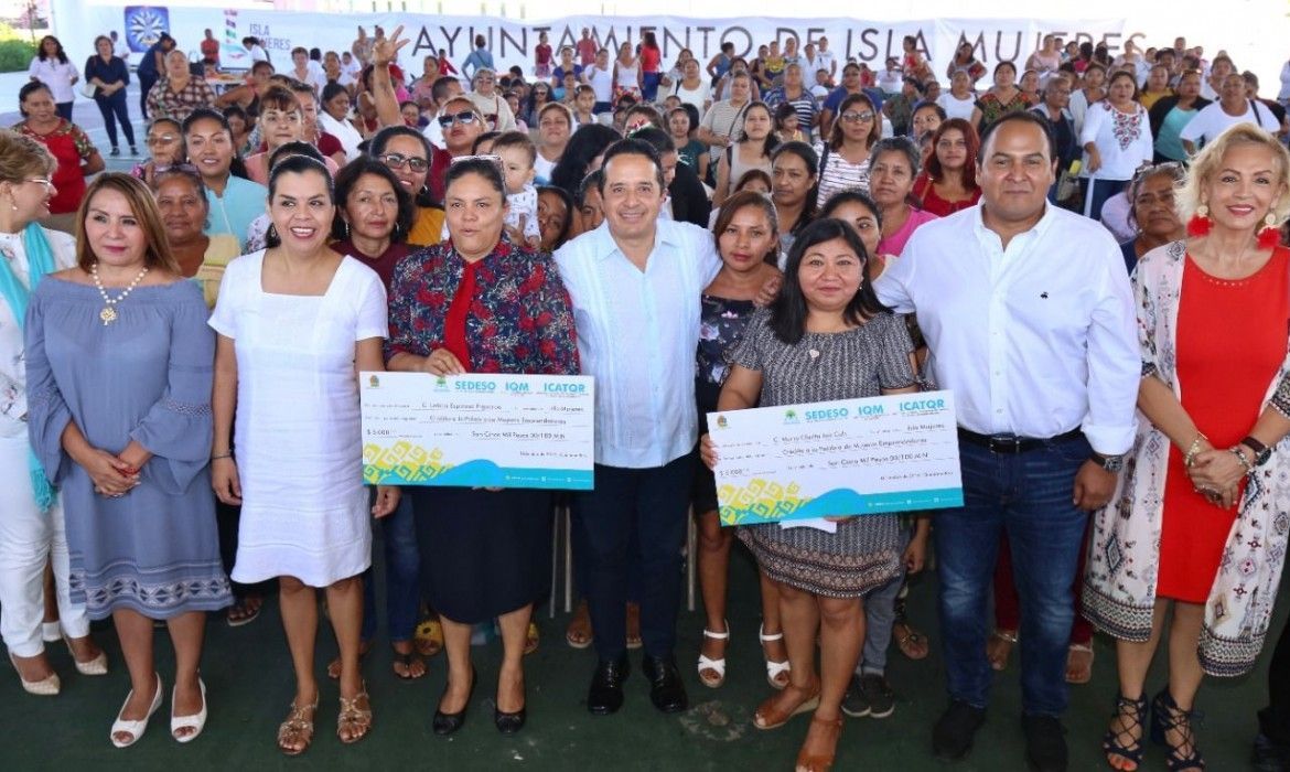 Entrega Carlos Joaquín 166 apoyos al programa “Crédito a la Palabra de Mujeres Emprendedoras”, en Isla Mujeres