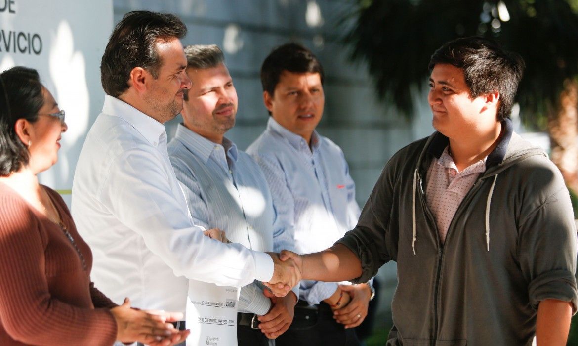 Entrega Pedro Joaquín becas educativas a estudiantes de Cozumel  