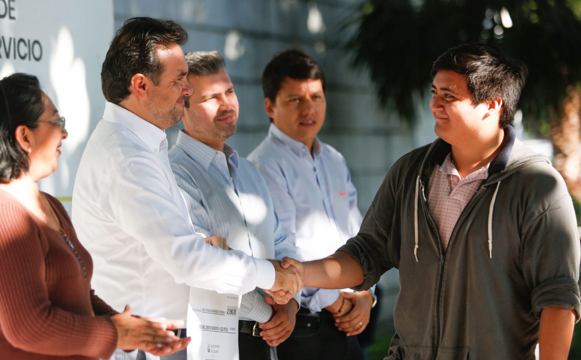 Entrega Pedro Joaquín becas educativas a estudiantes de Cozumel  