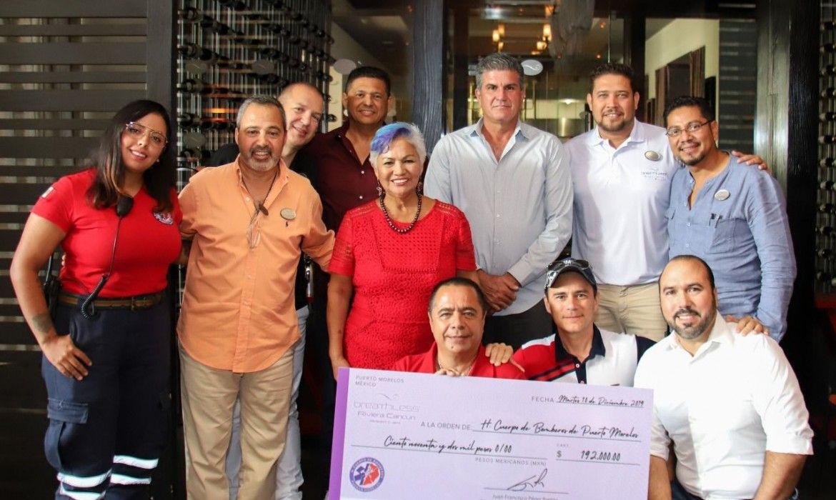 Agradece Laura Fernández compromiso de la IP con los bomberos de Puerto Morelos