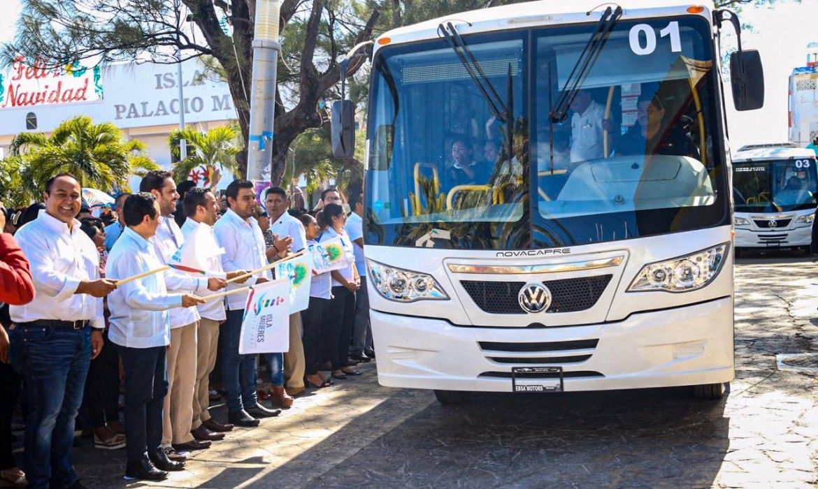 Dan banderazo de salida al transporte urbano en Isla Mujeres