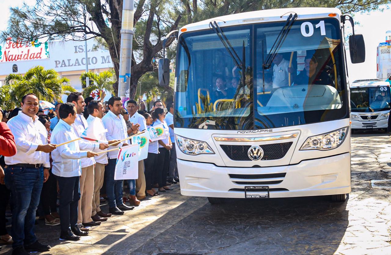 Dan banderazo de salida al transporte urbano en Isla Mujeres
