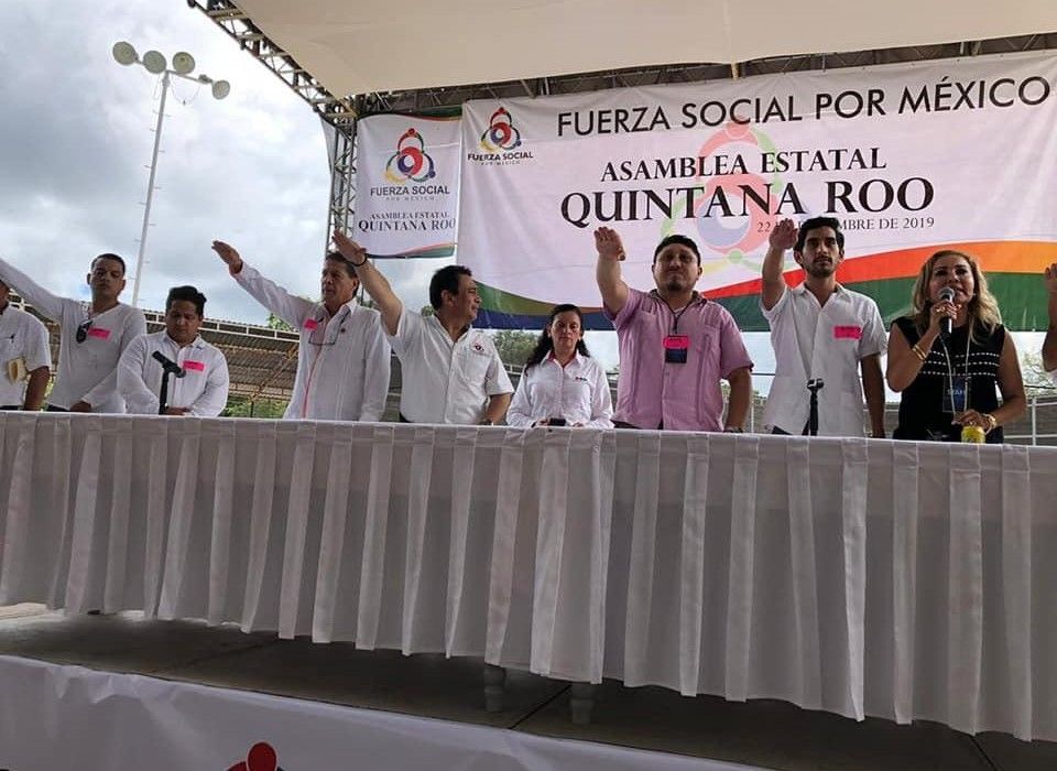 Llevan acarreados a asamblea de Fuerza Social, no les pagan, y estallan los reclamos (video)