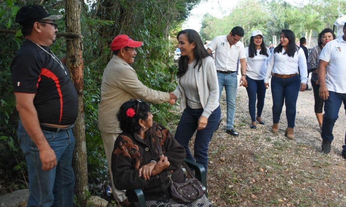 Entrega Laura Fernández pisos firmes a familias de la comunidad de Leona Vicario
