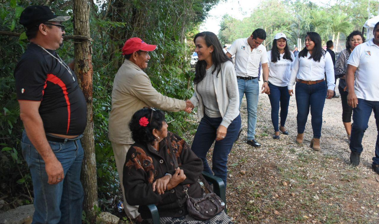 Entrega Laura Fernández pisos firmes a familias de la comunidad de Leona Vicario
