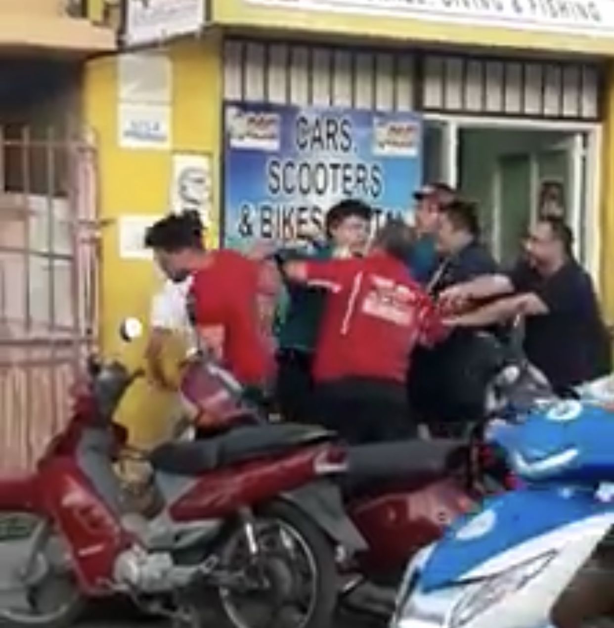 Empleados de rentadora agreden a turistas en Cozumel (video)