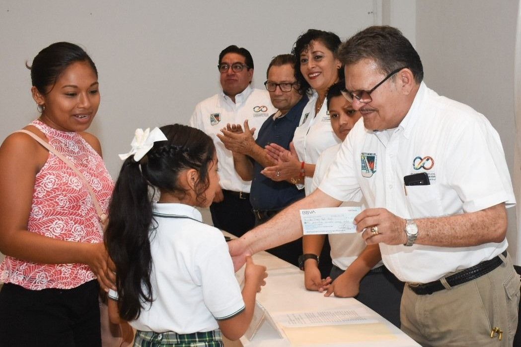 Entregan becas “Un paso hacia lo grande” a estudiantes de Puerto Morelos