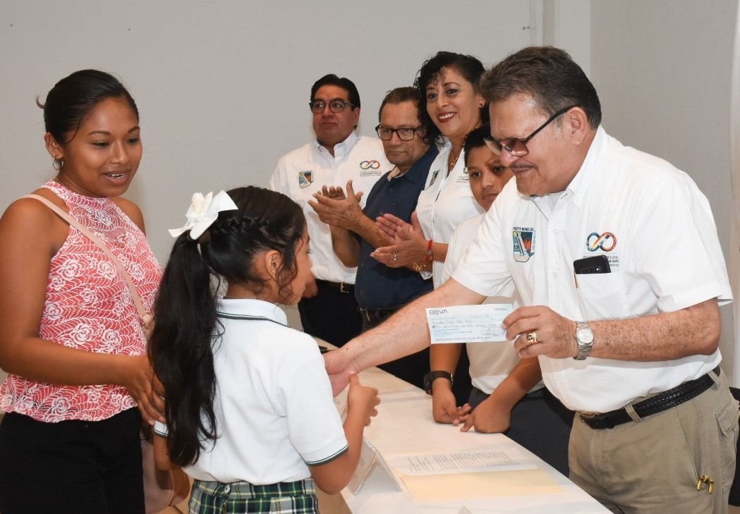 Entregan becas “Un paso hacia lo grande” a estudiantes de Puerto Morelos