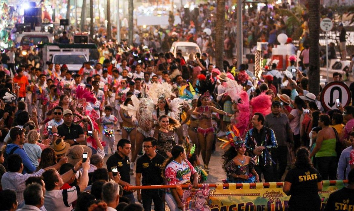 Más de 12 mil personas participan del Primer Gran Desfile del Carnaval Cozumel 2020