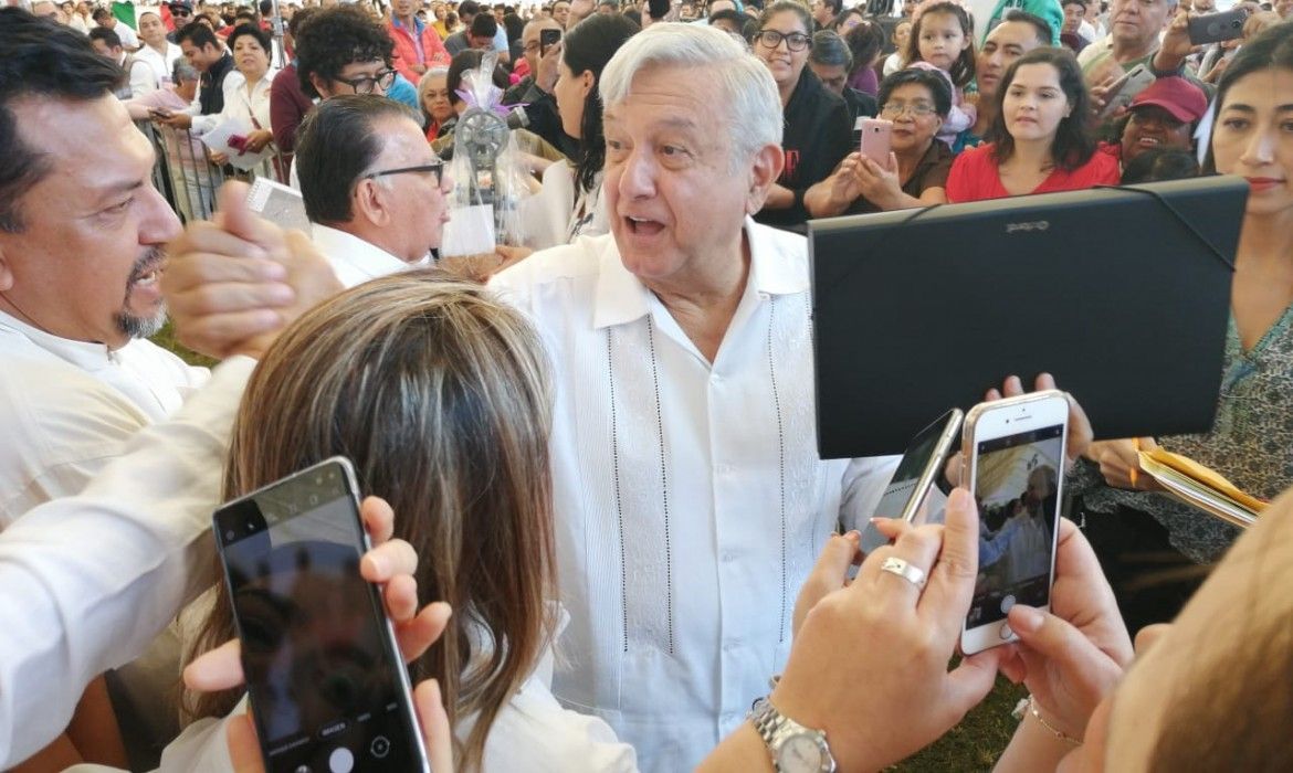 AMLO sube 8 puntos en plena crisis; su aprobación alcanza el 68%, según El Financiero