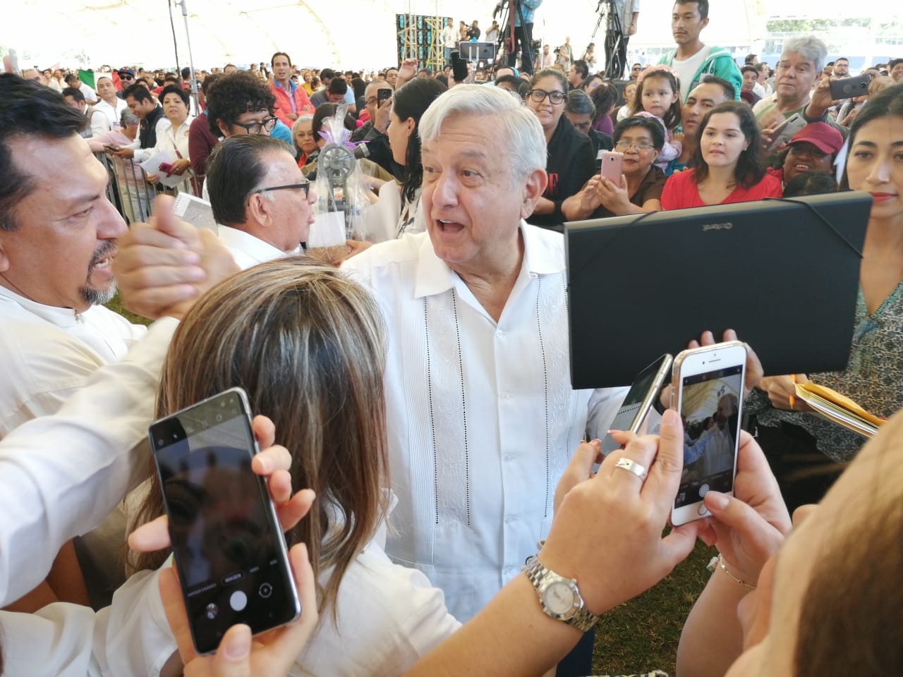 AMLO sube 8 puntos en plena crisis; su aprobación alcanza el 68%, según El Financiero