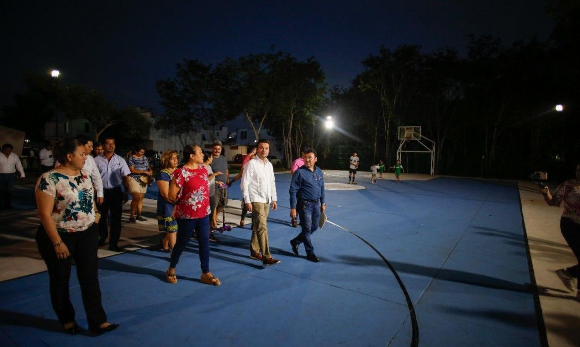 Constata Pedro Joaquín obras para instalar lámparas en el Parque de la Colonia Magisterio