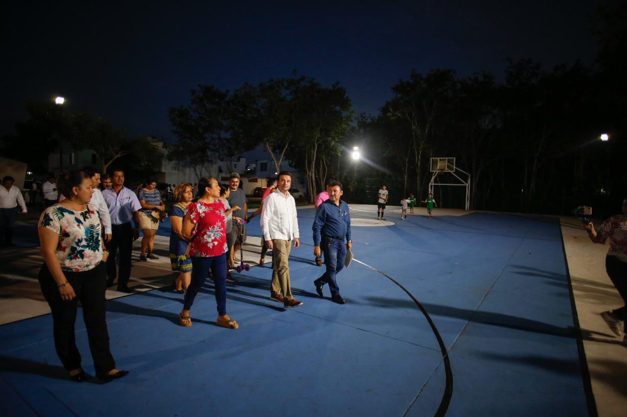 Constata Pedro Joaquín obras para instalar lámparas en el Parque de la Colonia Magisterio