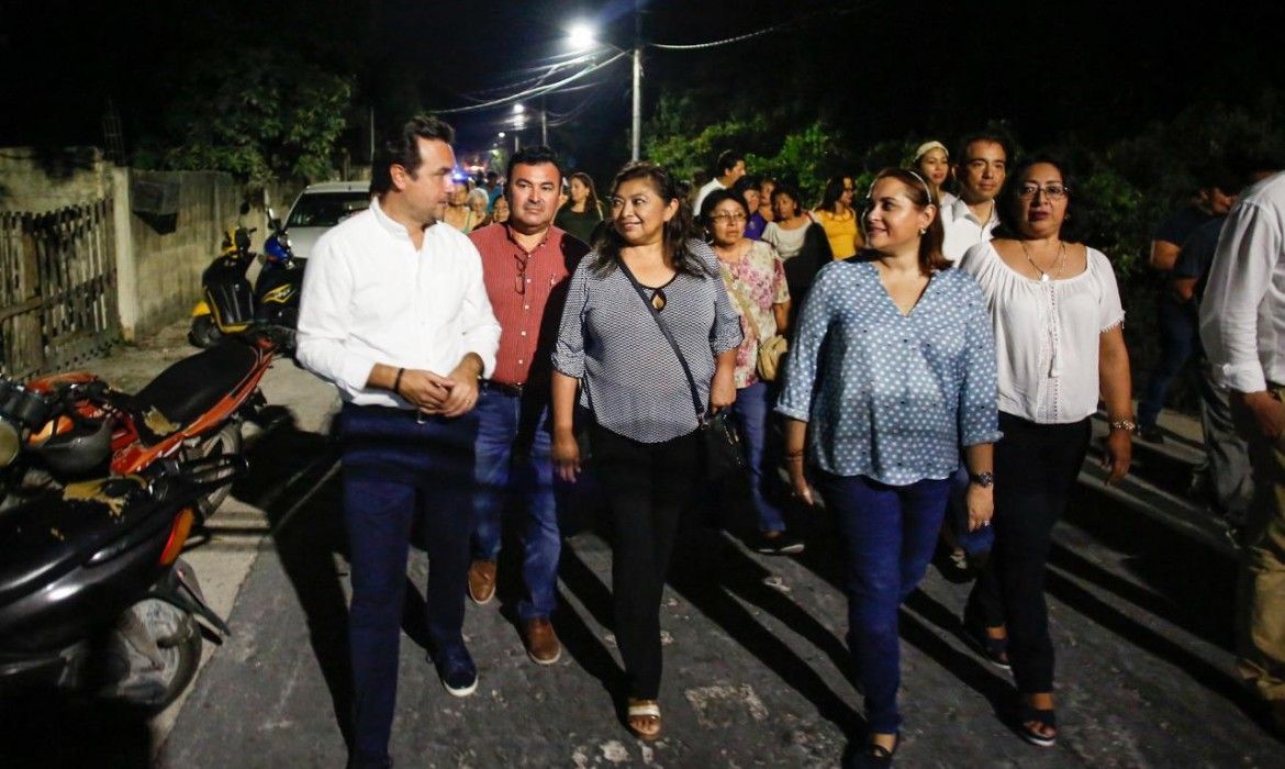 Entregan obras de modernización de luminarias en Las Fincas de Cozumel