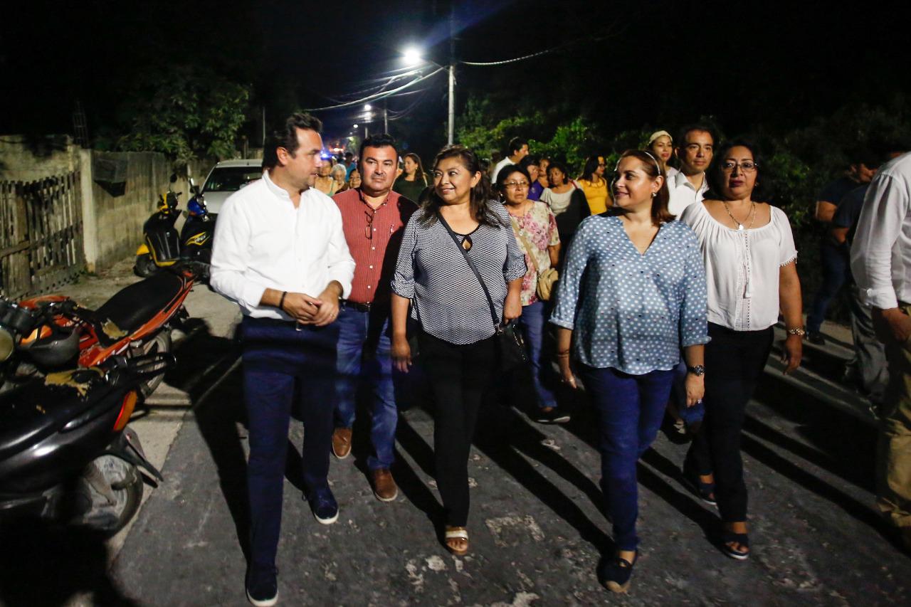 Entregan obras de modernización de luminarias en Las Fincas de Cozumel
