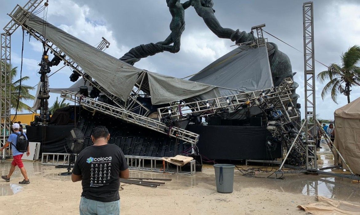 Se desploma escenario de bodas colectivas en Playa del Carmen