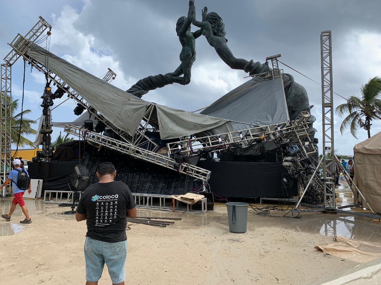 Se desploma escenario de bodas colectivas en Playa del Carmen