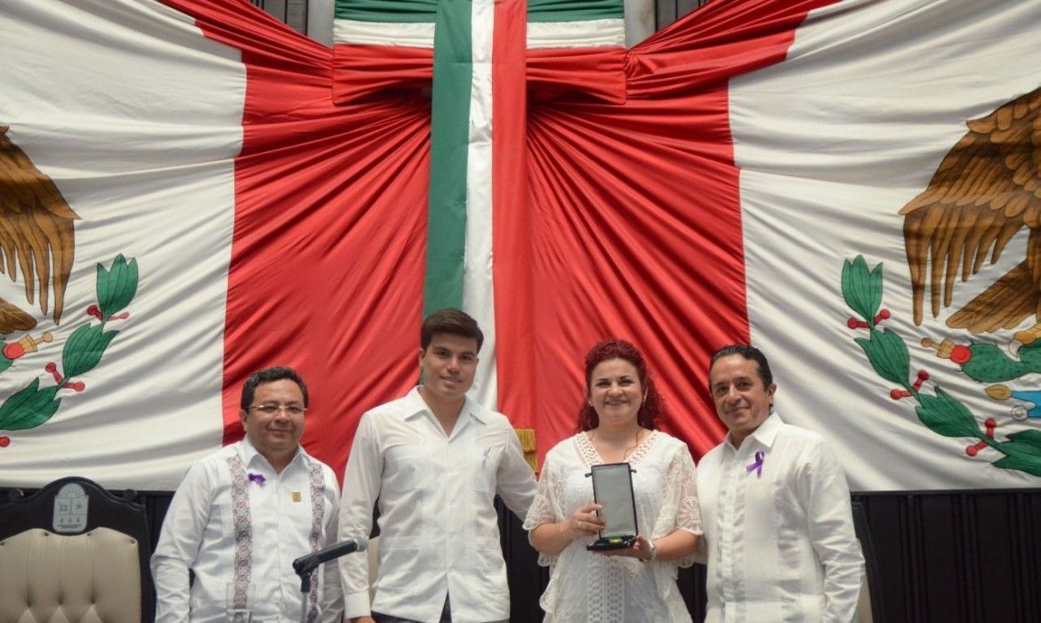 Galardonan a mujer con medalla al mérito, por investigación neurosensorial oncológica