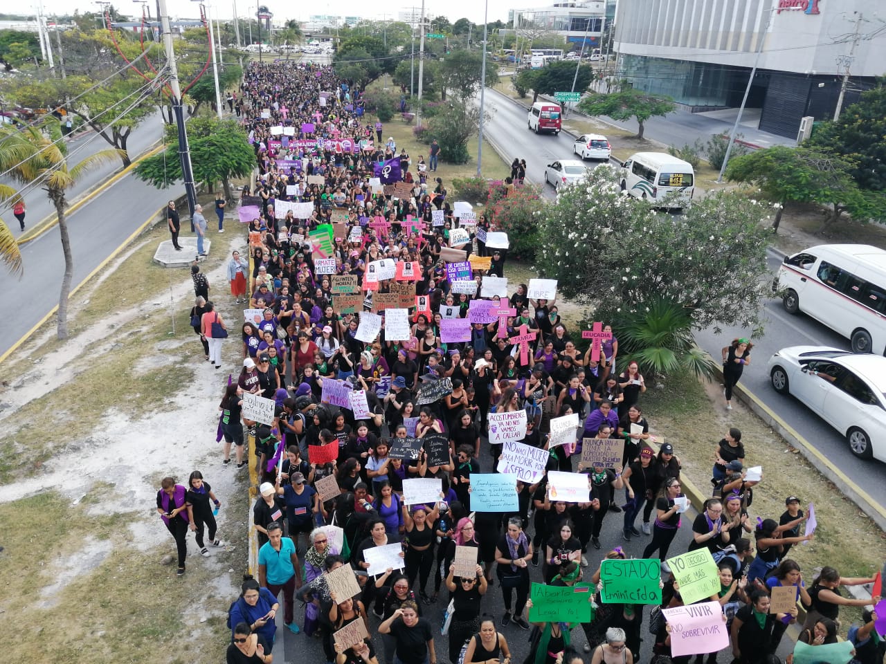 Impactante marcha en Cancún para exigir un cese a la violencia contra las mujeres