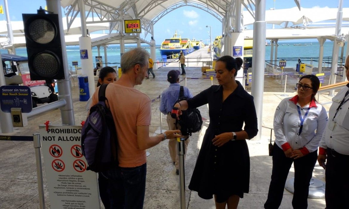 Ayuntamiento de Isla Mujeres capacita a personal de Ultramar Gran Puerto para instalación de filtros médicos