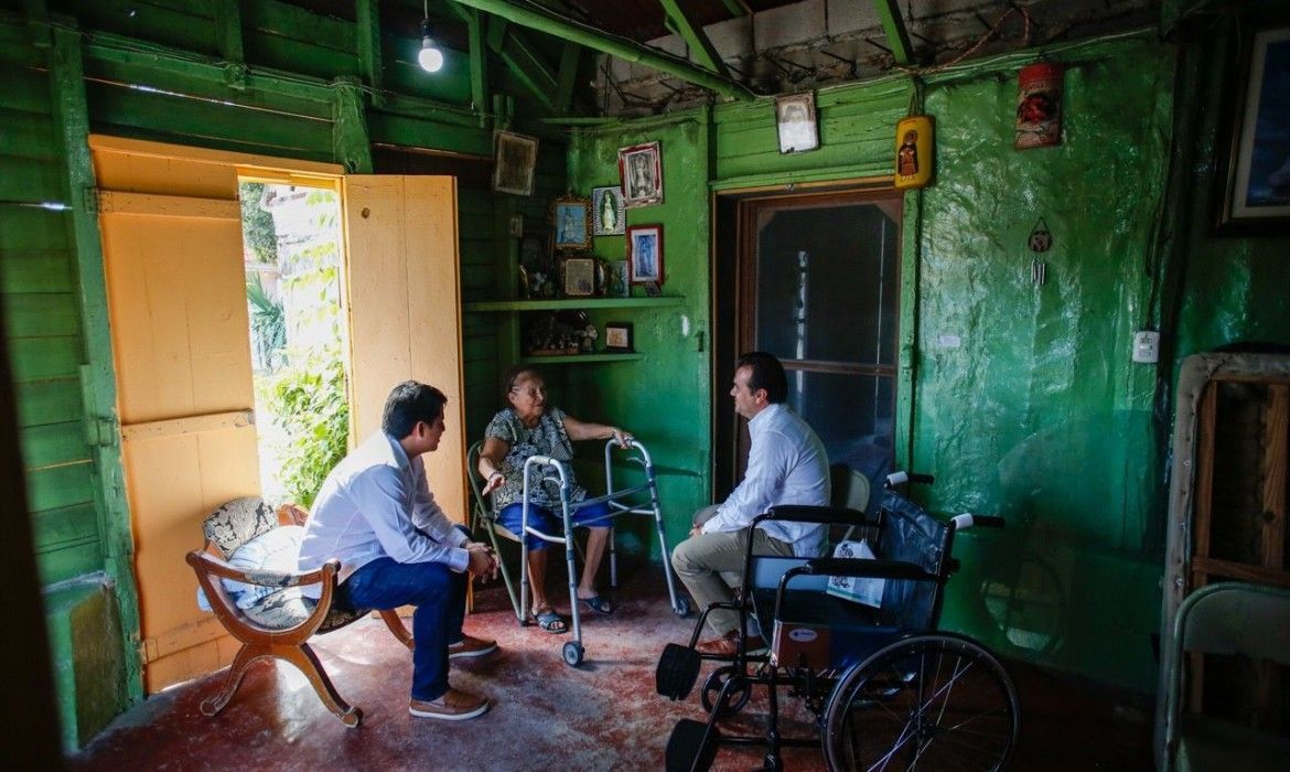 Entrega Pedro Joaquín sillas de ruedas a cozumeleños