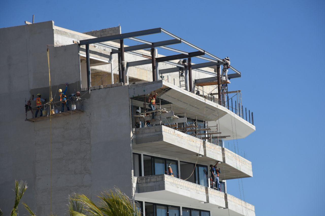 Anuncian en Puerto Morelos suspensión de obras de construcción