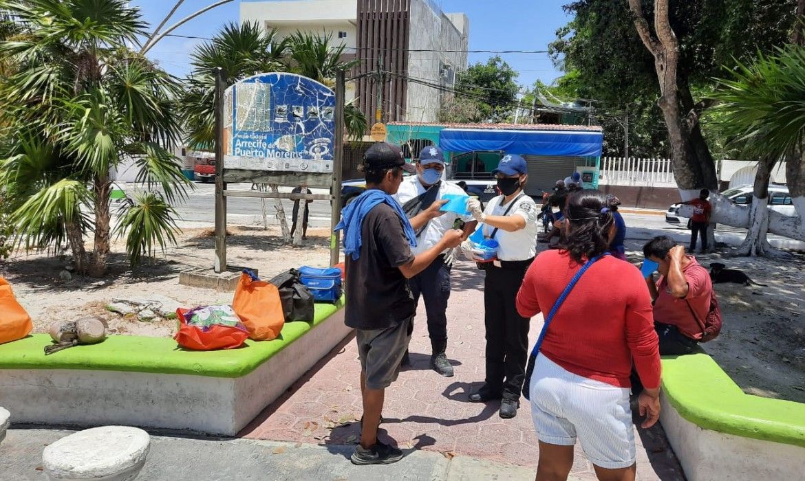 Policía entrega cubrebocas a ciudadanos en Puerto Morelos