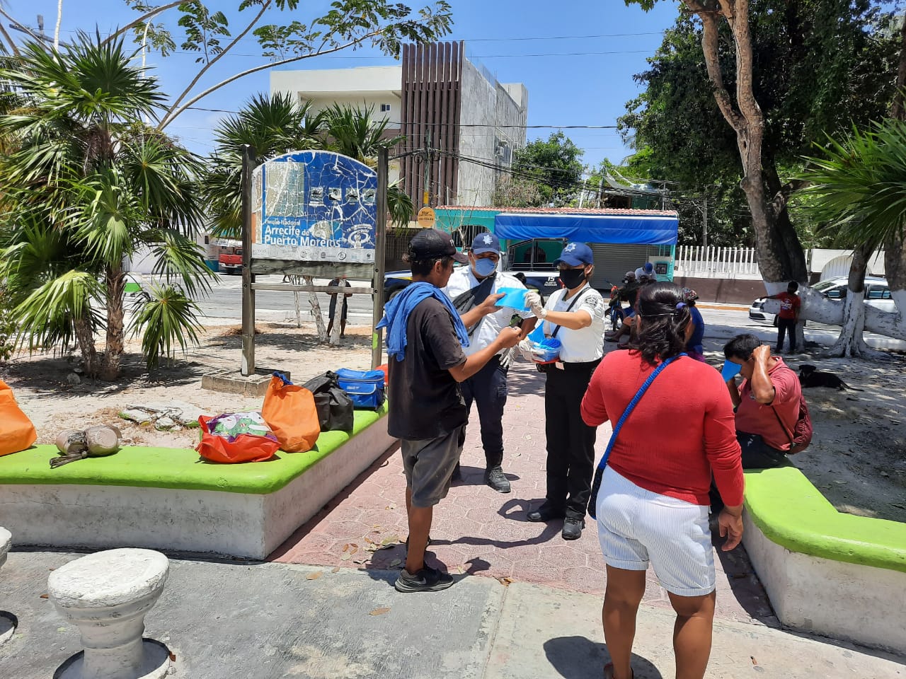 Policía entrega cubrebocas a ciudadanos en Puerto Morelos