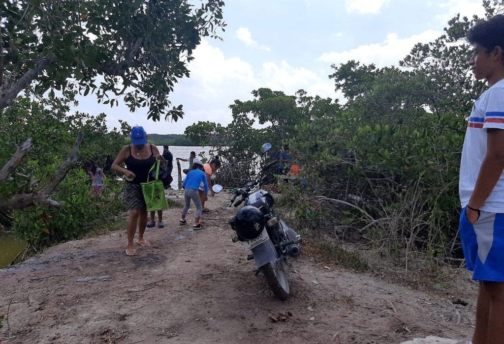 NO RESPETAN CUARENTENA | Retira Policía de Isla Mujeres personas de la Laguna Chacmochuch