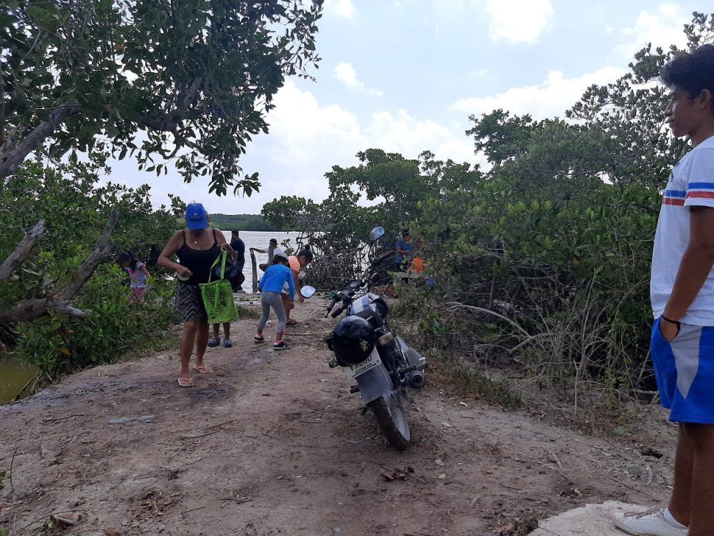 NO RESPETAN CUARENTENA | Retira Policía de Isla Mujeres personas de la Laguna Chacmochuch