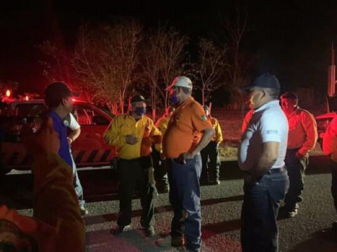 Logran que incendio en Bacalar no llegue a poblados