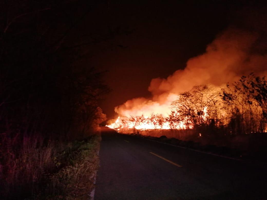 URGENTE | Se sale de control incendio en comunidad David Gustavo, en Bacalar (video)
