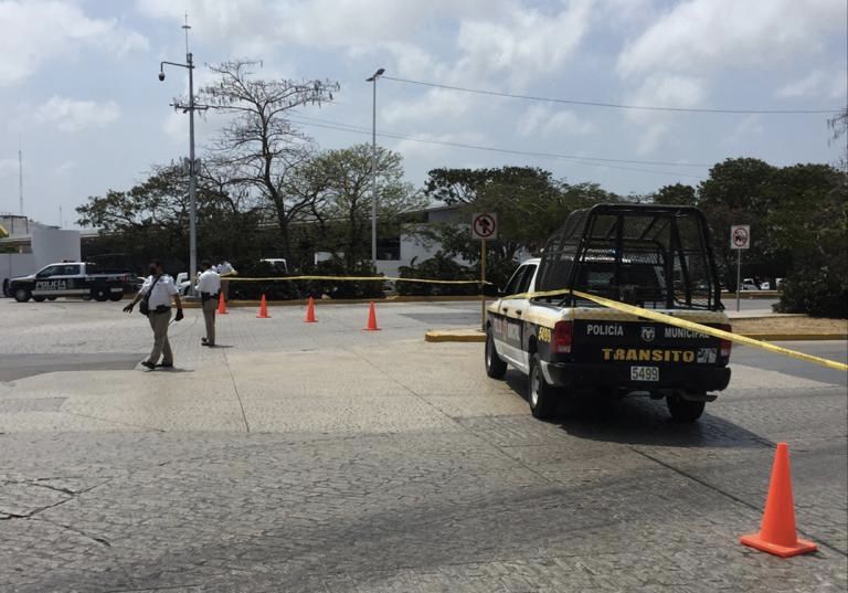 La policía cierra vialidades y clausura negocios “no esenciales” en Cancún