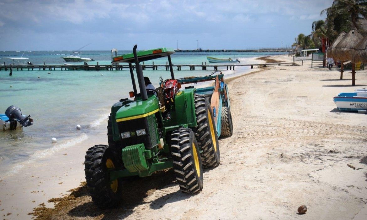 Instalan en Puerto Morelos 1200 metros lineales de barreras marinas para contener sargazo