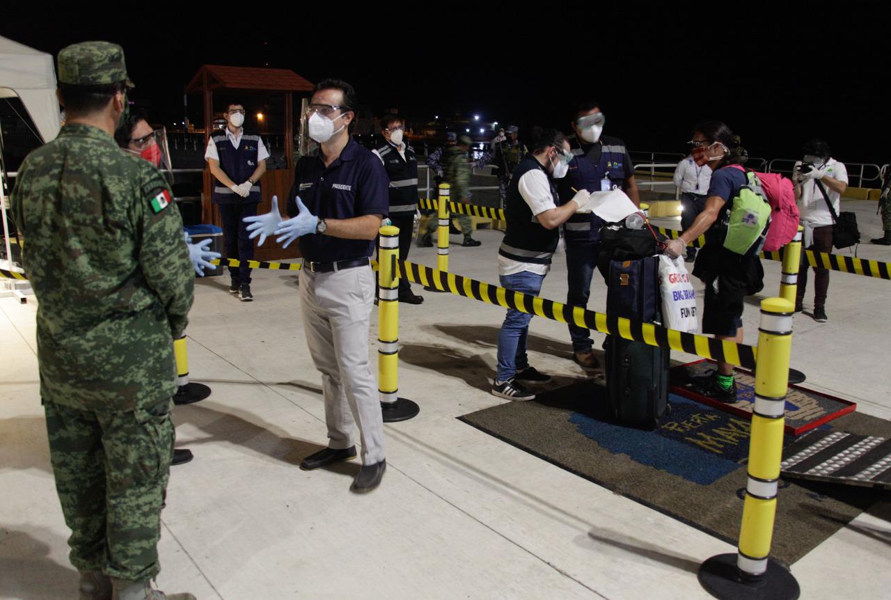 Llegaron a Cozumel 76 trabajadores mexicanos repatriados por la empresa Carnival, incluidos 25 quintanarroenses, entre ellos tres cozumeleños, todos libres de Covid-19