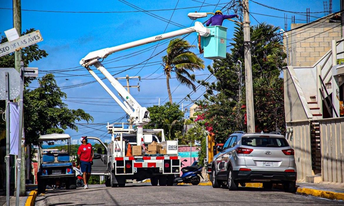 En Isla Mujeres, funcionarios y voluntarios realizan tareas de mejoramiento de imagen urbana