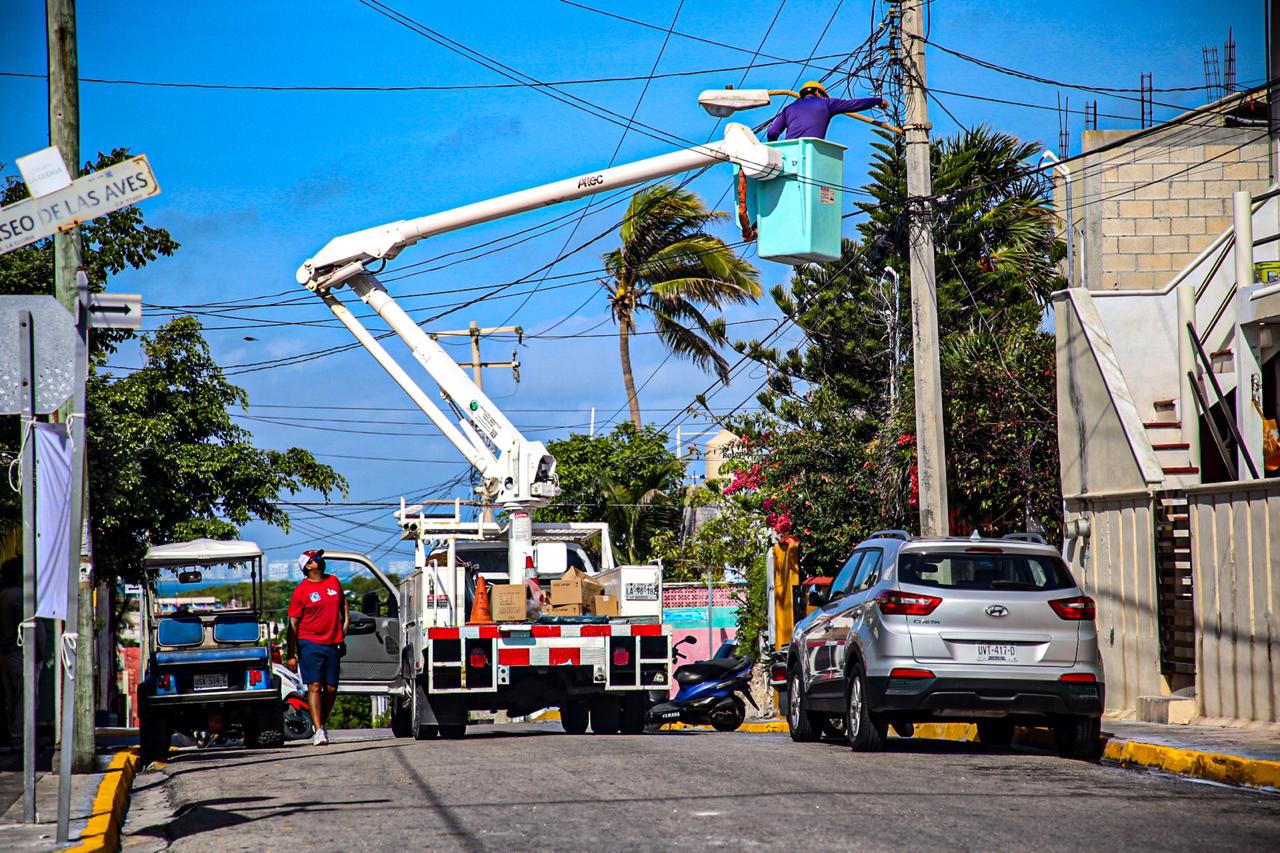 En Isla Mujeres, funcionarios y voluntarios realizan tareas de mejoramiento de imagen urbana