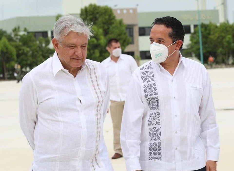 FUERTE GESTO POLÍTICO | López Obrador y Carlos Joaquín cruzan elogios en el banderazo del Tren Maya