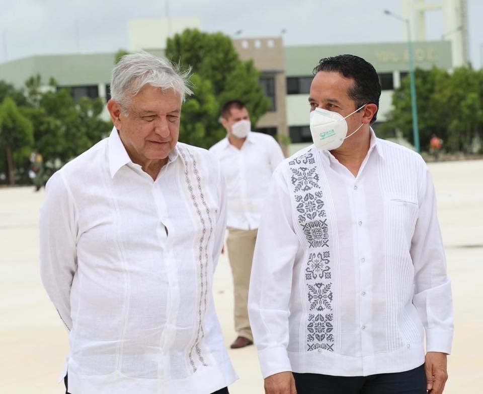 FUERTE GESTO POLÍTICO | López Obrador y Carlos Joaquín cruzan elogios en el banderazo del Tren Maya