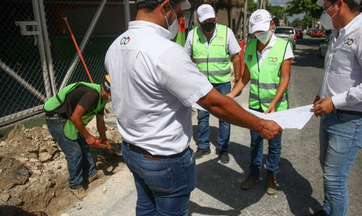 Supervisa Laura Fernández construcción de banquetas y guarniciones en Colonia Zetina Gasca
