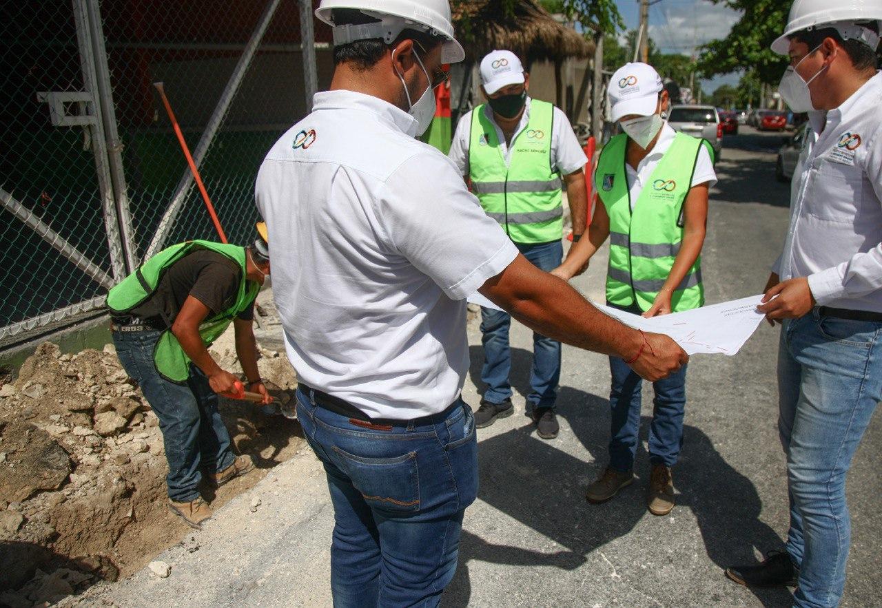 Supervisa Laura Fernández construcción de banquetas y guarniciones en Colonia Zetina Gasca