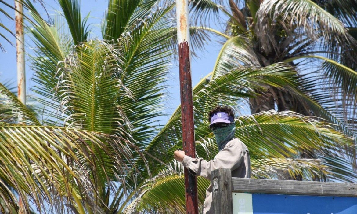 Dan mantenimiento al alumbrado público de la Ventana al Mar en Puerto Morelos