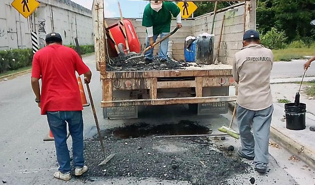 Continúan trabajos de bacheo en Puerto Morelos