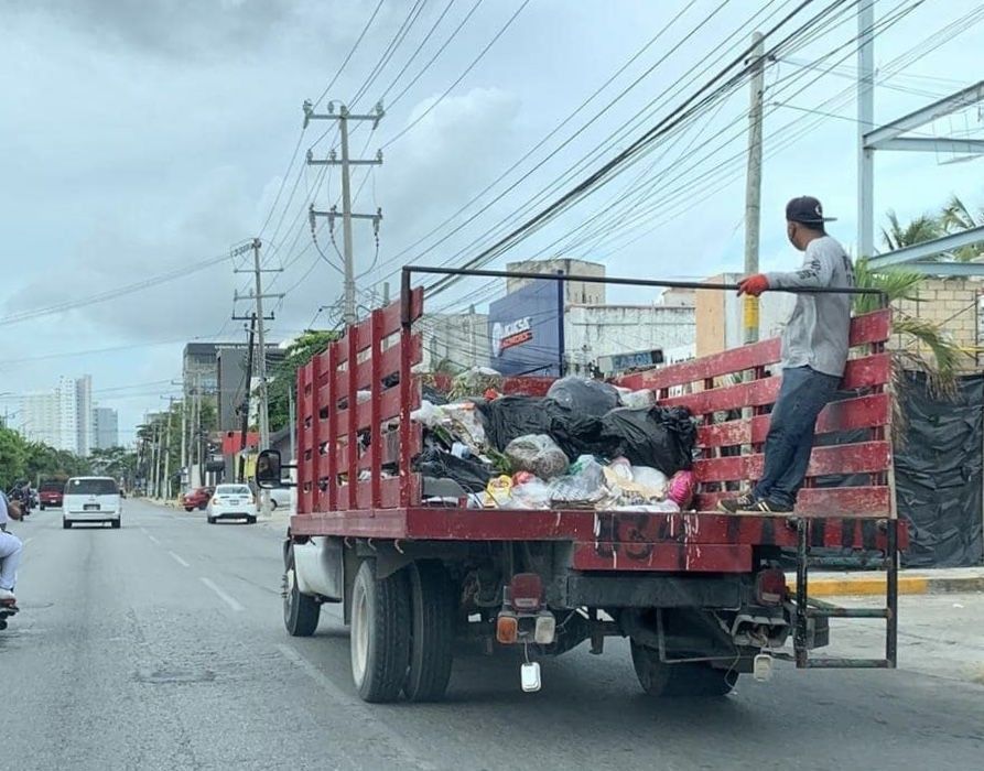 Ineficiencia de concesionaria de recolección de basura, obliga a gobierno de Cancún a poner vehículos propios para realizar el trabajo