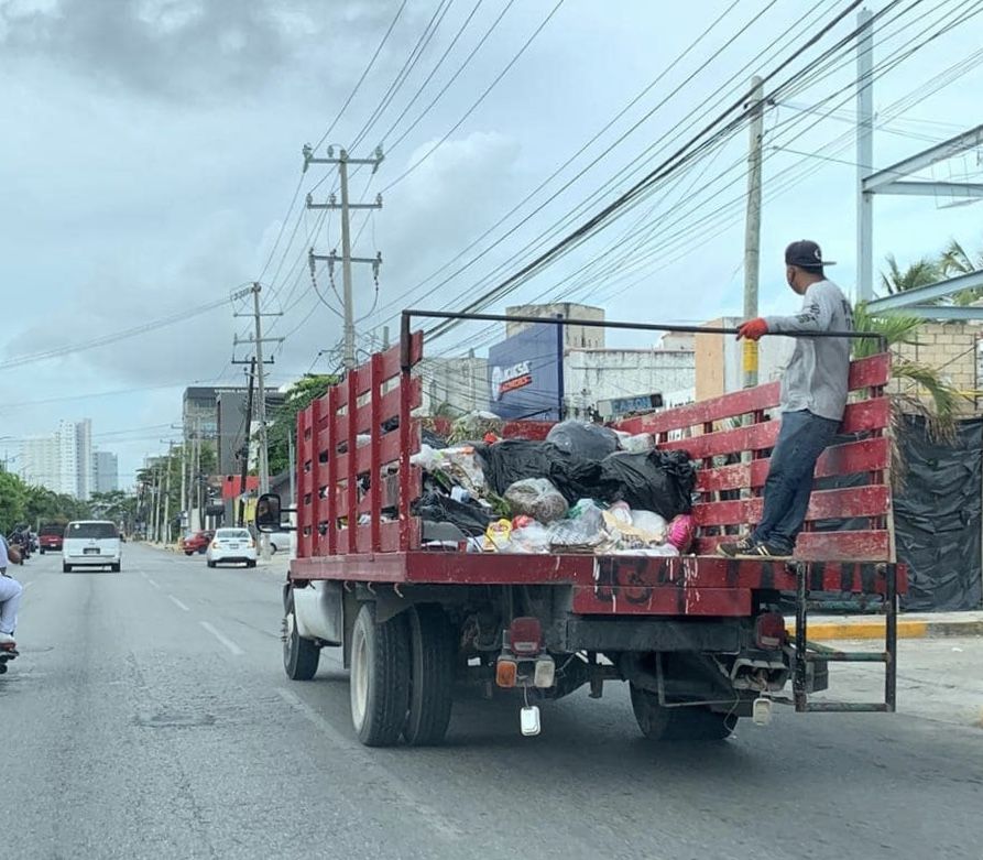Ineficiencia de concesionaria de recolección de basura, obliga a gobierno de Cancún a poner vehículos propios para realizar el trabajo