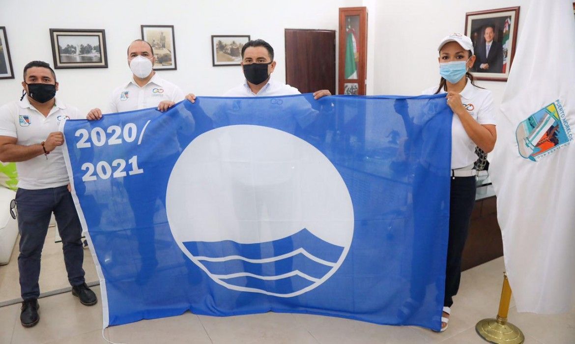 Recibe Laura Fernández “Blue Flag” que ondeará en la Ventana al Mar de Puerto Morelos por segundo año consecutivo