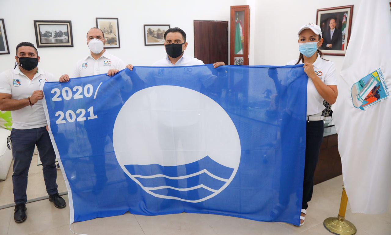 Recibe Laura Fernández “Blue Flag” que ondeará en la Ventana al Mar de Puerto Morelos por segundo año consecutivo