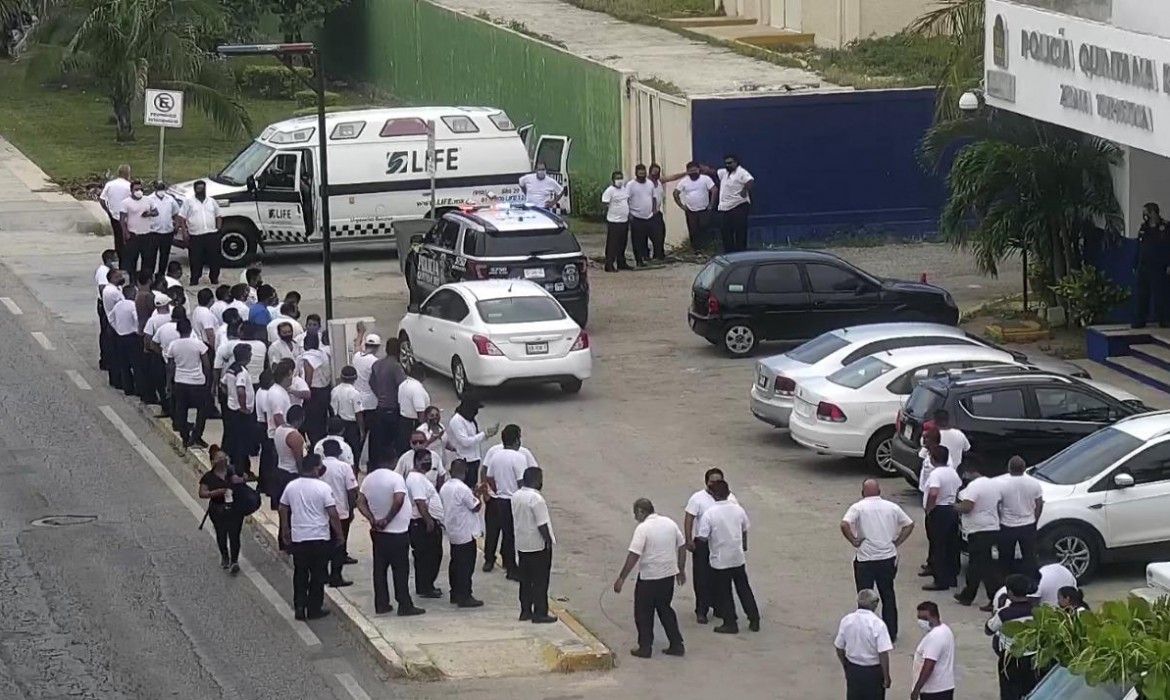 Taxistas olvidan la “distancia social”, y hacen marcha para apoyar a compañero que agredió a un Uber